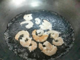 8、#感恩节食谱#营养早餐～鲜虾吐司卷,将处理好的虾仁焯水，水烧开后加入虾仁，煮变色即可捞出。