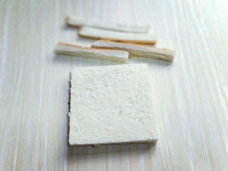 11、#感恩节食谱#营养早餐～鲜虾吐司卷,吐司，将周边的边切掉。