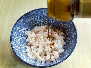 10、#感恩节食谱#营养早餐～鲜虾吐司卷,翻去器具中，加入少许料酒，加入淀粉水，拌均匀。(淀粉用水化开，加入切好的虾末中)