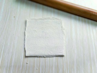 12、#感恩节食谱#营养早餐～鲜虾吐司卷,用擀面杖来回擀吐司，将吐司擀压薄。