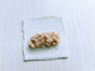 13、#感恩节食谱#营养早餐～鲜虾吐司卷,放入拌好得虾肉末，卷起来，卷紧即可。