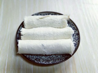 14、#感恩节食谱#营养早餐～鲜虾吐司卷,依次做，卷到末端时可以涂抹一点蛋液，有助于粘合。