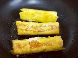17、#感恩节食谱#营养早餐～鲜虾吐司卷,煎至两面金黄即可出锅。