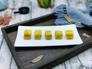 18、#感恩节食谱#营养早餐～鲜虾吐司卷,把煎好的鲜虾吐司卷切开即可食用。