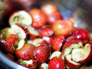 3、山楂酱&山楂糕&果丹皮 宝宝辅食，健胃消食,将山楂倒入奶锅中，加入100g糖和150g水准备煮，这里的水只漫过山楂一点。