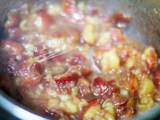 5、山楂酱&山楂糕&果丹皮 宝宝辅食，健胃消食,用筷子搅一搅，山楂全都碎了，到这种程度就煮好了。