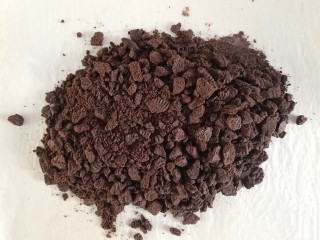 1、柠檬柚子乳酪条,黄油隔热水融化，奥利奥饼干碎用擀面杖碾碎成末