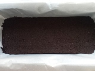 2、柠檬柚子乳酪条,取一长方形容器，铺上油纸，倒入奥利奥饼干碎和融化成液体的黄油，用刮刀拌匀。再压实压平，放在冰箱冷藏