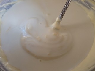 7、柠檬柚子乳酪条,加入一半的淡奶油，继续搅拌