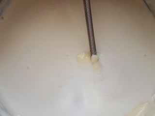 8、柠檬柚子乳酪条,搅匀后再加入剩下的淡奶油，搅拌均匀，使奶油和奶酪彻底混合