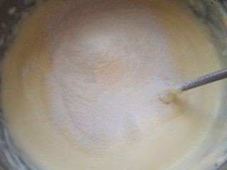 9、柠檬柚子乳酪条,筛入玉米淀粉，搅拌到没有干粉，没有颗粒即可。