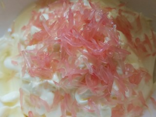 10、柠檬柚子乳酪条,面糊过筛（这个步骤建议找男友做）加入柠檬汁和红柚果肉，量根据自己的喜好，喜欢吃柚子的可以多放一点，轻轻的搅匀