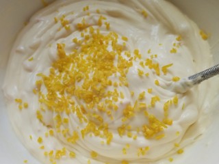 11、柠檬柚子乳酪条,再加入少许的柠檬皮屑，拌匀，避免产生气泡。
