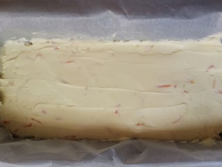 12、柠檬柚子乳酪条,面糊取出两勺，剩下的全部倒入模具中，用刮刀抹抹平