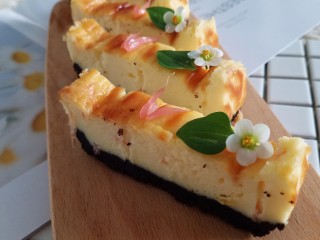 17、柠檬柚子乳酪条,冷藏好的奶酪会凝固，这个时候取出来再切成条状就可以吃了。