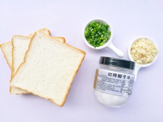 1、蒜香烤吐司,准备材料：吐司3片、大蒜4瓣、椰子油20g、香葱2根、盐少许。