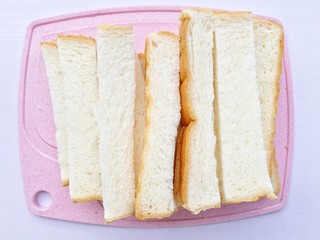 2、蒜香烤吐司,每片吐司切成均匀的四条。