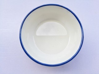 3、蒜香烤吐司,椰子油隔水加热至融化，蒜切末，葱切葱花。