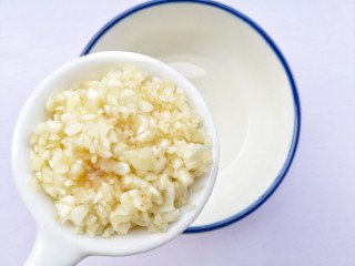 4、蒜香烤吐司,椰子油加入蒜末。