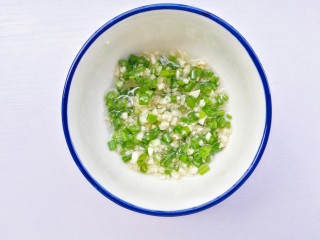 6、蒜香烤吐司,加少许盐拌匀。