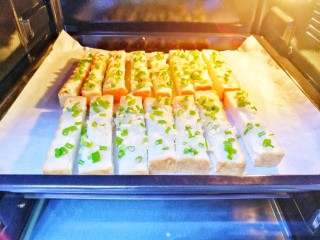 9、蒜香烤吐司,烤盘放入预热好的烤箱中层。