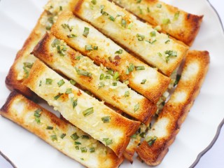 15、蒜香烤吐司,好吃到停不下来。