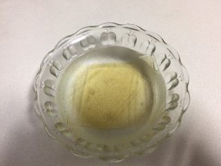 1、抹茶酸奶双色吐司,用冷水提前把吉利丁片泡软。