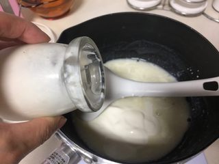 3、抹茶酸奶双色吐司,再倒入剩余酸奶。