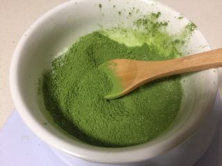 7、抹茶酸奶双色吐司,抹茶和细砂糖混合在一起备用。