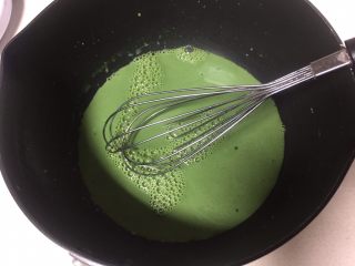 8、抹茶酸奶双色吐司,牛奶加热分多次加入抹茶粉搅拌均匀，再加入泡软的吉利丁片融化搅拌均匀。