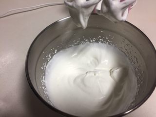 9、抹茶酸奶双色吐司,淡奶油同样打发至出现纹路。