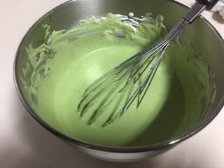 11、抹茶酸奶双色吐司,奶油和抹茶糊搅拌至细腻顺滑的状态。