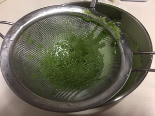 10、抹茶酸奶双色吐司,把搅拌均匀的抹茶糊过筛进淡奶油里，混合均匀。