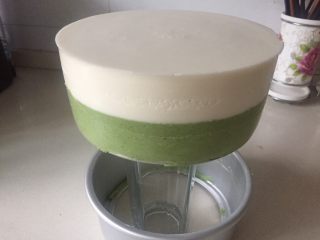 14、抹茶酸奶双色吐司,用吹风机吹模具的四周就可轻松把慕斯蛋糕脱模。，热毛巾围住模具捂一会也可轻松脱膜。