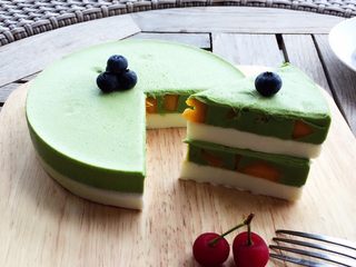 15、抹茶酸奶双色吐司,摆上水果任意搭配。