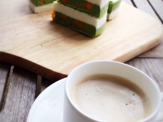 16、抹茶酸奶双色吐司,配咖啡也不错。