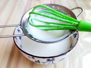 3、火龙果雪媚娘,过筛