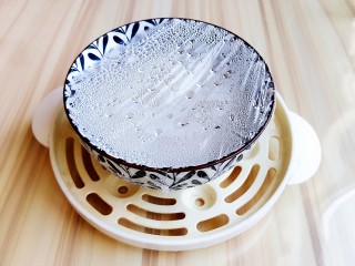 5、火龙果雪媚娘,用牙签戳几个小孔,开水上锅蒸30分钟。