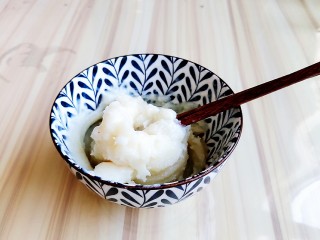 6、火龙果雪媚娘,趁热搅拌。