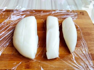 7、火龙果雪媚娘,揉成面团,分成长条,切小块儿。