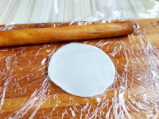 9、火龙果雪媚娘,擀成薄皮。