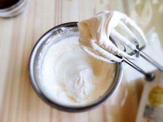 11、火龙果雪媚娘,淡奶油加糖粉打发至小尖角。