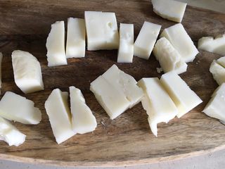 7、脆皮炸鲜奶～超好吃,取出切块