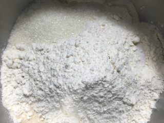 1、黑钻吐司,先做面包体,把除黄油以外的材料放入厨师机搅拌成团状,再加入黄油,搅拌至出膜状态