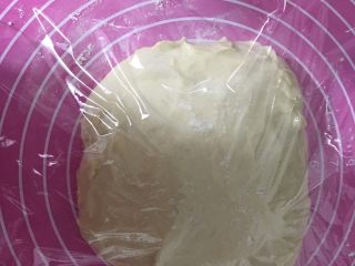 2、黑钻吐司,面团加盖保鲜膜,一发至两倍大