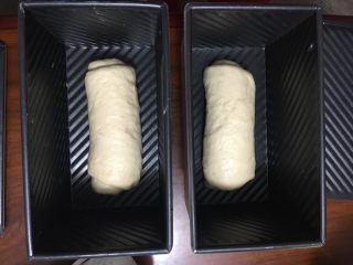 6、黑钻吐司,居中放入吐司盒