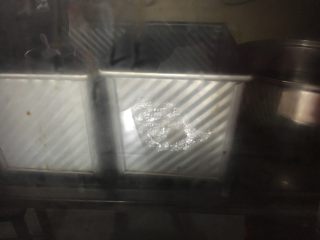 7、黑钻吐司,烤箱发酵功能,38度左右,放一锅热水,进行二次发酵