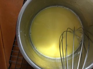 9、黑钻吐司,搅打使牛奶黄油混合均匀