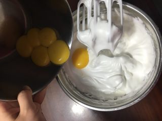 17、黑钻吐司,加入蛋黄,低速搅打均匀