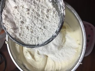 18、黑钻吐司,过筛加入低筋面粉